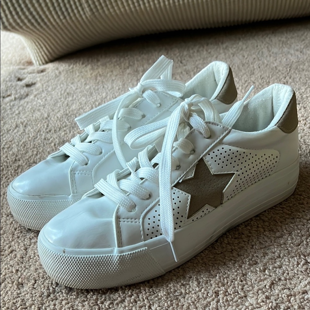 Mudd White and Tan Star Sneakers Casual Low-Top